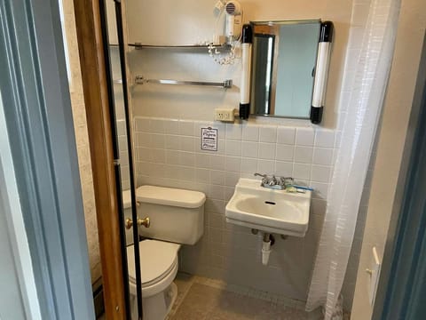 Classic Room, 1 Double Bed, Non Smoking, Patio | Bathroom | Shower, free toiletries, hair dryer, towels