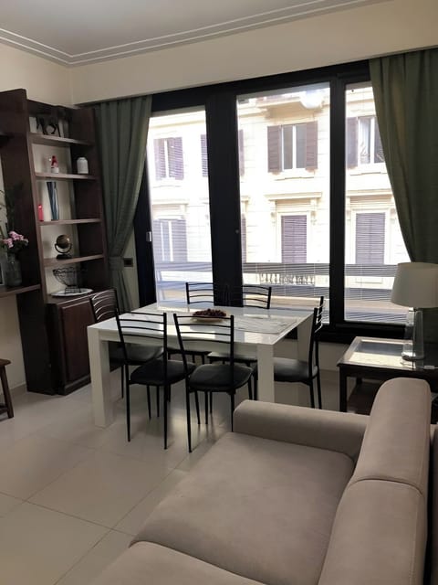 Deluxe Apartment, City View | Living area