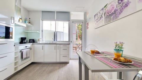 The heart of this cosy one-bedroom apartment, featuring a modern open-plan kitchen with a dining table for shared breakfasts, home-cooked meals, and relaxed moments together.
#MadeiraStay #ModernKitchen #HolidayApartment