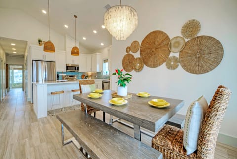 Dining area located near the kitchen. (Casa Rita)