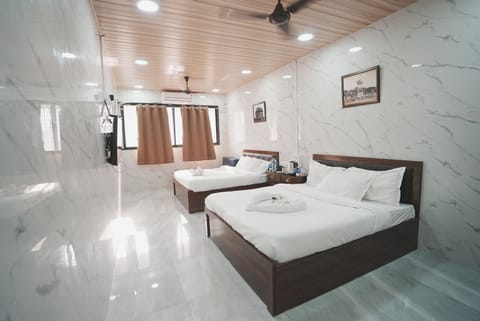 Deluxe Quadruple Room | In-room safe, blackout drapes, iron/ironing board, free WiFi