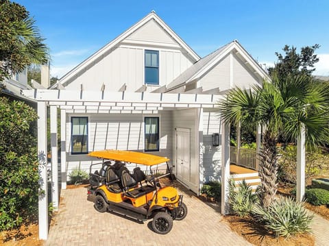 Pineapple & Palms with Golf cart