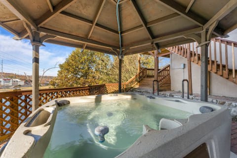 House, Multiple Beds, Pool Access (Lake Shore Landing) | Outdoor spa tub