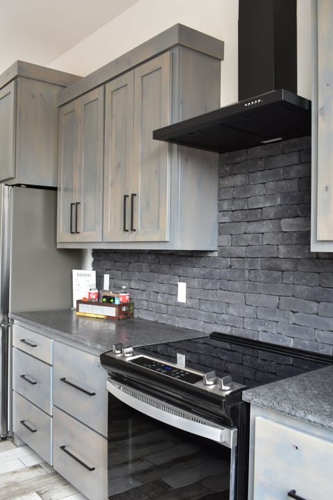 This full-sized electric range is all set and waiting for you.