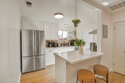 House (4 Bedrooms) | Private kitchen | Oven, coffee/tea maker, toaster, cookware/dishes/utensils