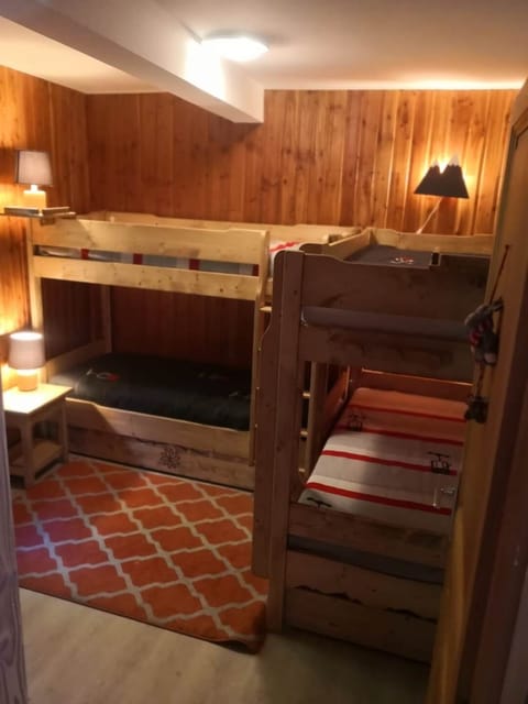 chambre 2 lits supperposés et 1 lit gigogne (3)