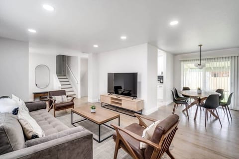 House, Garden View (4 Bedrooms) | Living room | 43-inch flat-screen TV with cable channels, foosball