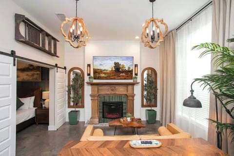 Living room with Smart TV, fast WiFi and room to spread out