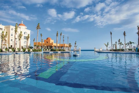 6 outdoor pools, pool umbrellas, sun loungers