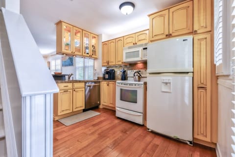 The well-equipped kitchen makes meal prep and cooking a breeze, with all the essentials you need for effortless island dining.