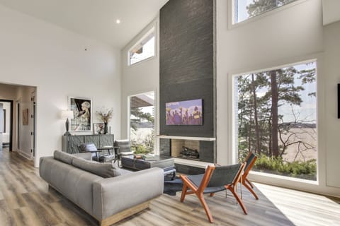 Waterloo Vacation Rental | 3BR | 3.5BA | 2,200 Sq Ft | Step-Free Entry