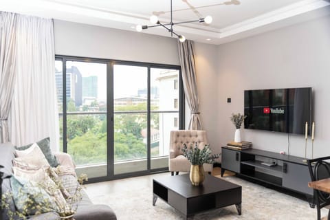Deluxe Apartment, City View | Living area