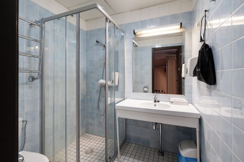 Standard Quadruple Room | Bathroom | Shower, hair dryer, towels, soap