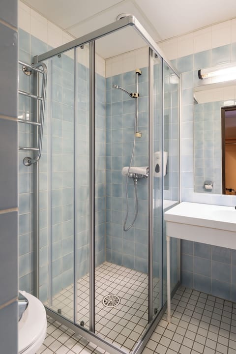 Standard Room, 1 Queen Bed | Bathroom | Shower, hair dryer, towels, soap