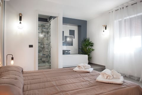 Deluxe Room | Premium bedding, desk, WiFi (free), individually decorated