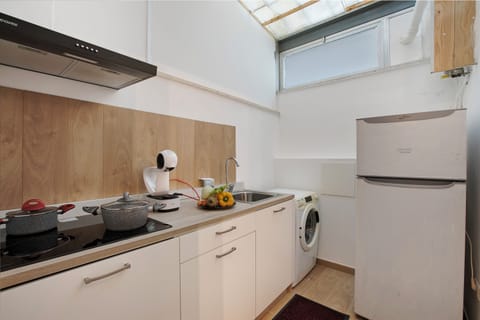 Fridge, oven, stovetop, coffee/tea maker