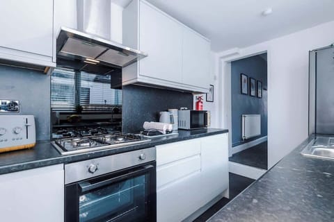 The fully equipped kitchen has everything you need for a long or short stay in Newcastle-under-Lyme.