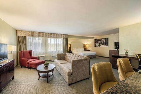Executive Suite, 1 Bedroom | In-room safe, desk, iron/ironing board, free cribs/infant beds
