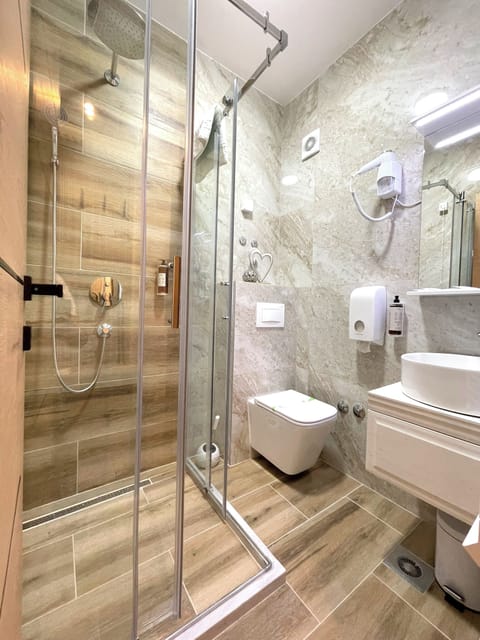 Comfort Double Room | Bathroom | Shower, hair dryer, slippers, towels