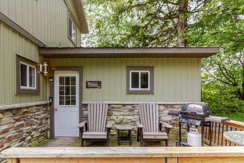 West Lake Cottages - Picton Lodge - deck, chairs and propane bbq