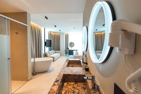 Deluxe Suite, Balcony | Desk, free WiFi, bed sheets