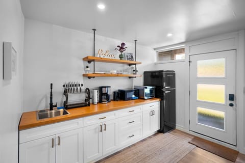 Superior Suite, Private Bathroom (Unit 1- Arbutus Suite) | Private kitchen | Coffee/tea maker, electric kettle