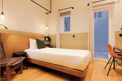 Single Room, 1 Twin Bed | Minibar, in-room safe, desk, blackout drapes