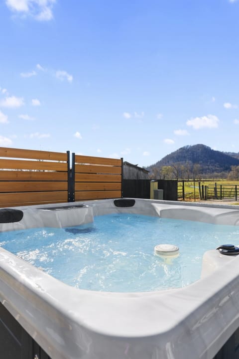 Welcome to Red River Haven—a serene, family-friendly getaway just minutes from Red River Gorge, with spacious outdoor areas to enjoy nature, take in the views, and unwind under the starry night sky.