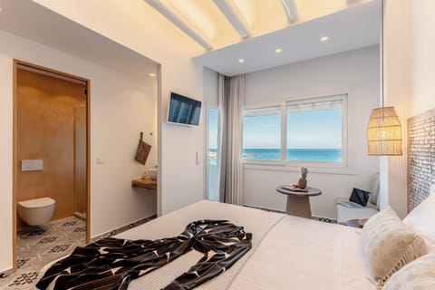 Deluxe Suite, Balcony, Sea View | 1 bedroom, in-room safe, laptop workspace, soundproofing