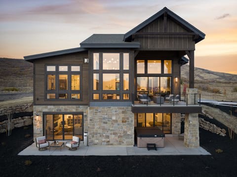 Luxury House, Lake View | Front of property