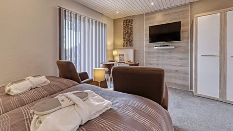 Basic Room, 1 Double Bed, Non Smoking | In-room safe, blackout drapes, free WiFi, bed sheets