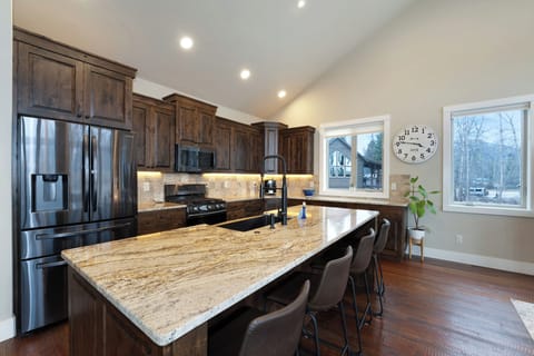 Perfect Island for Displaying Your Weekday Meals | Upper Level