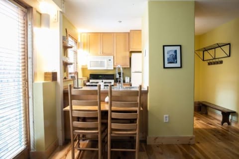 Suite, Kitchenette (Alpine) | Egyptian cotton sheets, premium bedding, down comforters, in-room safe