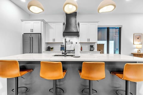 Experience a stylish oasis in Nashville, blending modern elegance with Southern charm. This luxury rental features a chic kitchen—perfect for brunch before city explorations. Great for groups and family reunions, gather around the spacious island and make lasting memories in Music City!