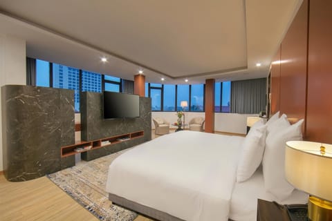 Executive Double Room, Balcony | Minibar, in-room safe, desk, laptop workspace