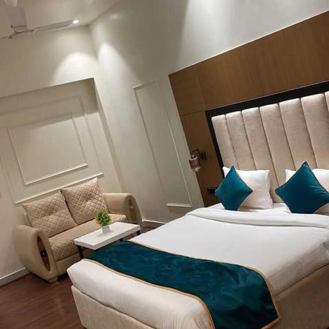 In-room safe, desk, laptop workspace, blackout drapes
