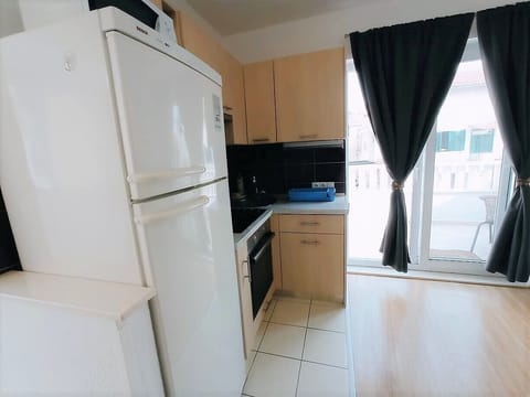 Classic Apartment, Balcony, Harbor View | Private kitchen