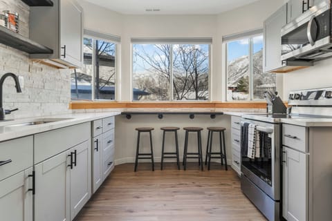 full kitchen complete with breakfast nook
