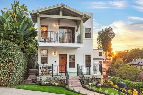 Escape to this charming hillside retreat! This stylish two-story home offers stunning sunset views, private balconies, lush gardens, and cozy outdoor seating. Perfect for families or couples, it’s near top attractions, dining, and nature spots.