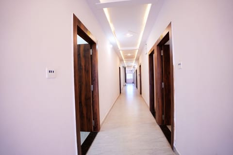 Deluxe Double Room, City View | Living area