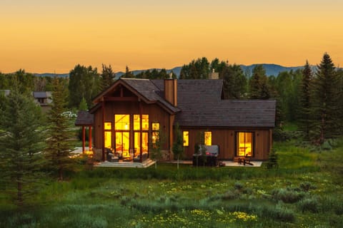Dreamcatcher is a stunning and spacious mountain modern home, often highlighted by stunning sunsets!