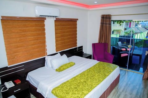 Deluxe Room, Balcony, City View | Desk, laptop workspace, blackout drapes, soundproofing