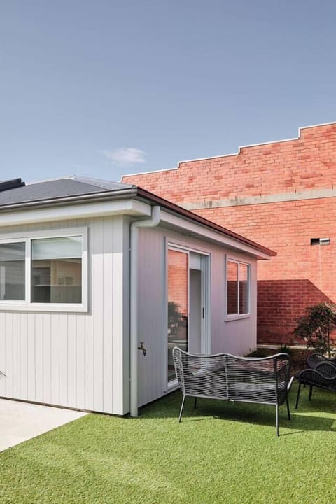 Private Outdoor Area - Relax in your Laucneston Airbnb Courtyard
