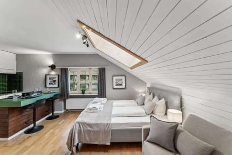 Gemütliches Queensize-Doppelbett und Schlafsofa