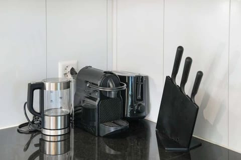 Moderne Küche inklusive Kaffeemaschine, Toaster und Wasserkocher