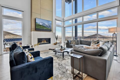 Second floor - living room - fireplace - streaming/cable