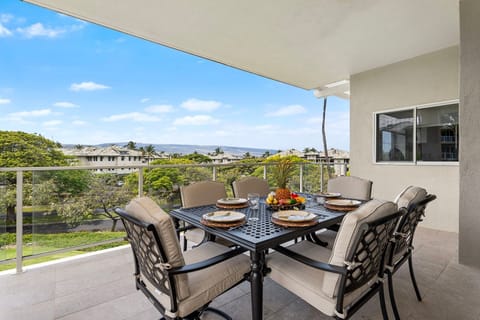 Large Lanai with Outdoor Dining and Mountain Views