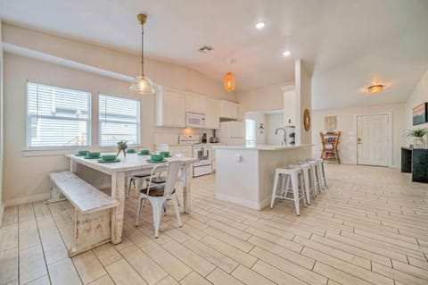 Open floor plan. (Agave House)