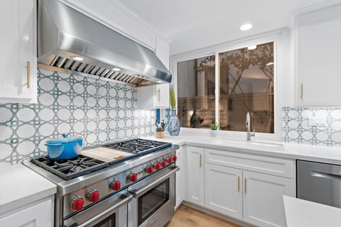 Cook like a pro with this high-end stovetop and elegant backsplash.