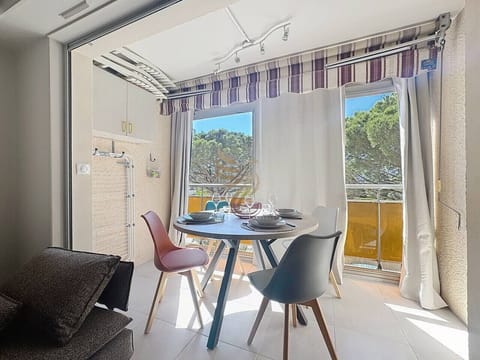 La salle à manger offre une atmosphère conviviale, idéale pour des repas en famille. La vue sur la nature par la grande baie vitrée apporte une ambiance paisible. Détendez-vous dans ce cadre harmonieux et ouvert.